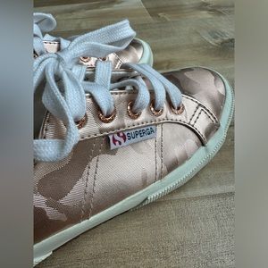 Never been worn • Pink camo SUPERGA tennis shoes • size 37